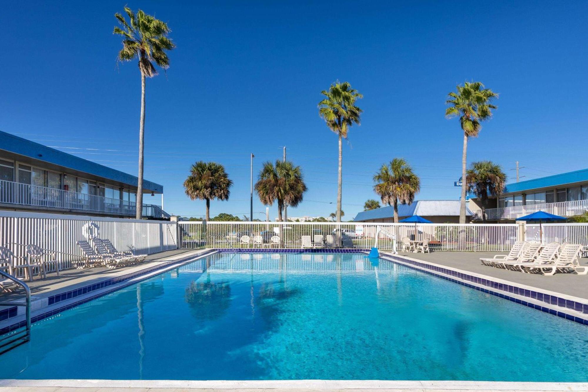 Days Inn By Wyndham Titusville Kennedy Space Center Exteriör bild