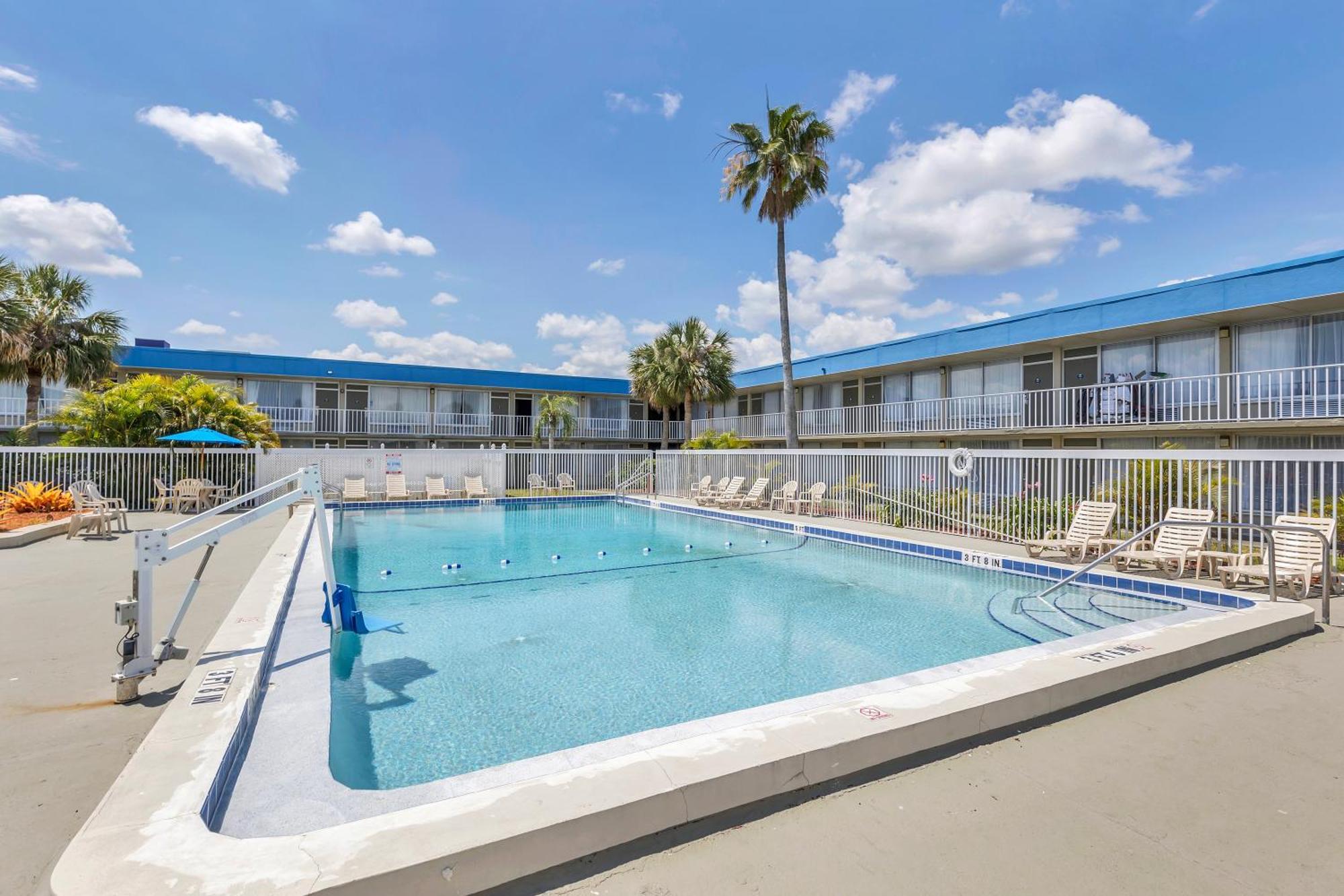 Days Inn By Wyndham Titusville Kennedy Space Center Exteriör bild